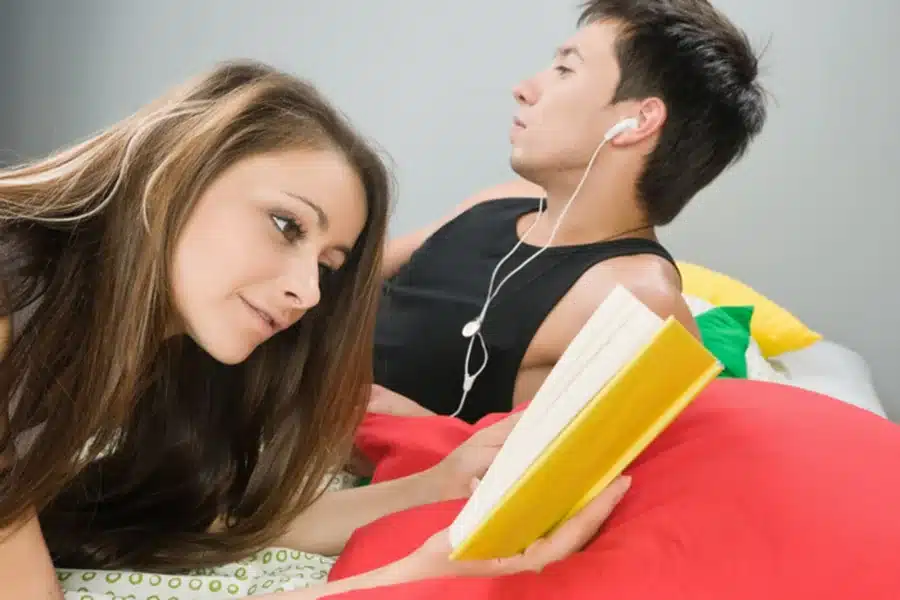 Using Puns to Enhance Reader Retention and Interest